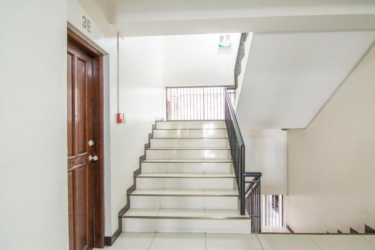 Oyo 578 Red Velvet Suites Manila Exterior photo